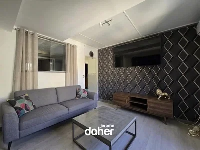 Sala de estar; estilo moderno, chão de madeira, luz natural