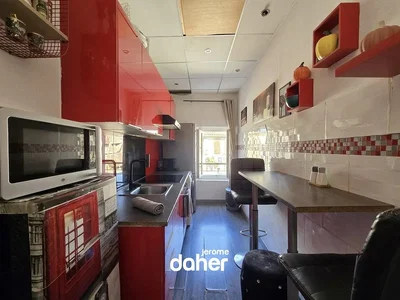 Cozinha; eletrodomésticos, chão de azulejo, luz natural