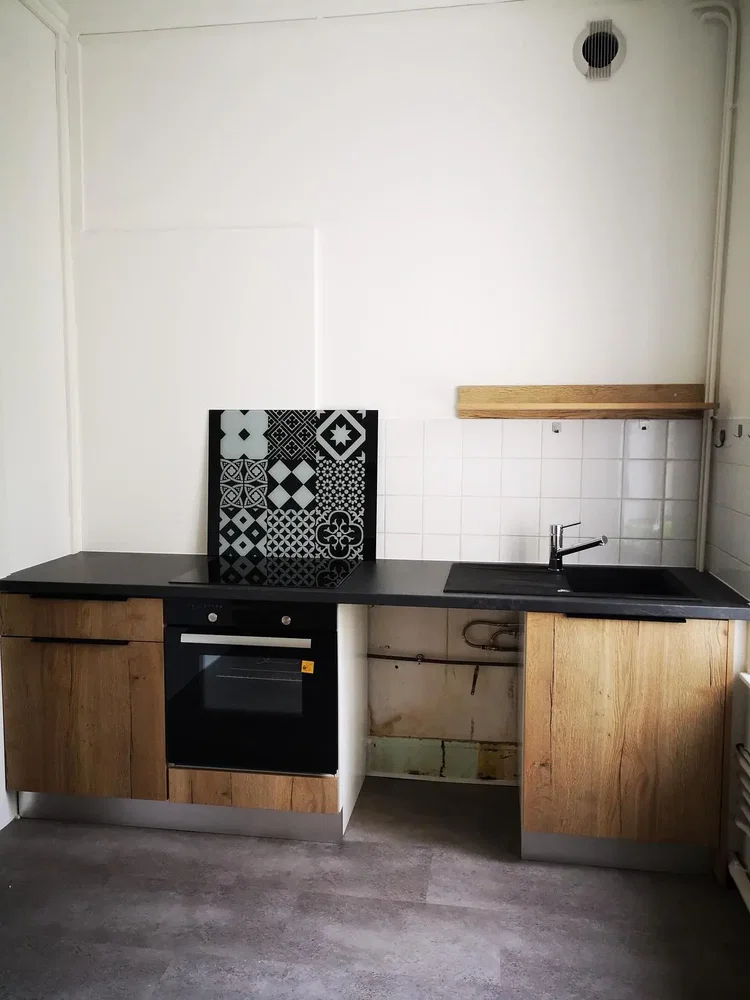 Kuhinja; kuhinjski aparati, pločice, potrebna renovacija, prirodno svjetlo