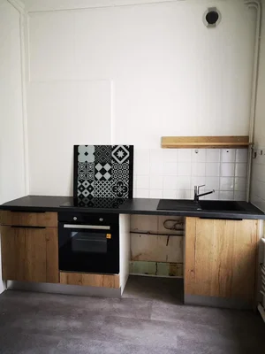 Kuhinja; kuhinjski aparati, pločice, potrebna renovacija, prirodno svjetlo