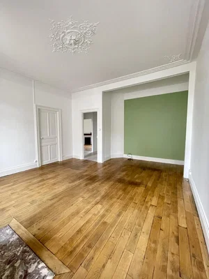 Ložnice; dřevěná podlaha, přirozené světlo