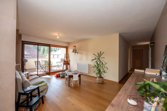 Salón; suelo de madera, luz natural
