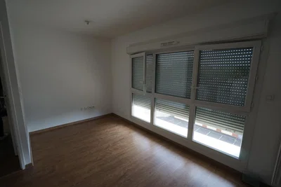 Spavaća soba; drveni pod, prirodno svjetlo