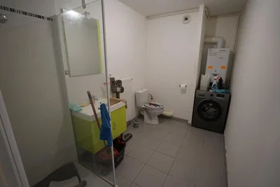 Toalet; pločice, potrebna renovacija