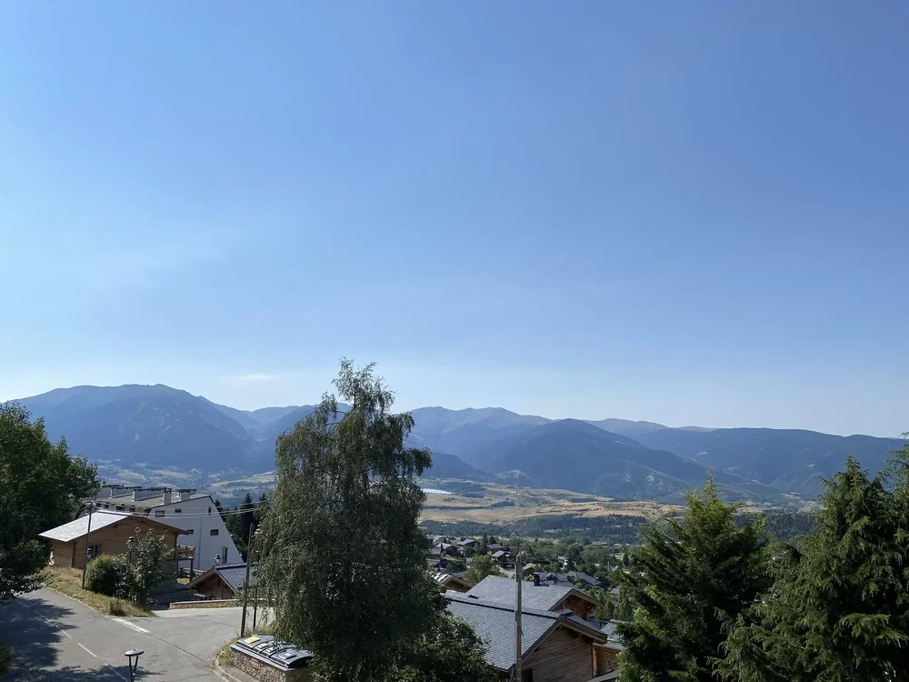 Maison et environs; vue, lumière naturelle