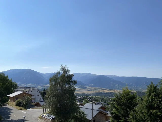Maison et environs; vue, lumière naturelle