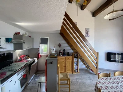 Cuisine; électroménager, parquet, lumière naturelle