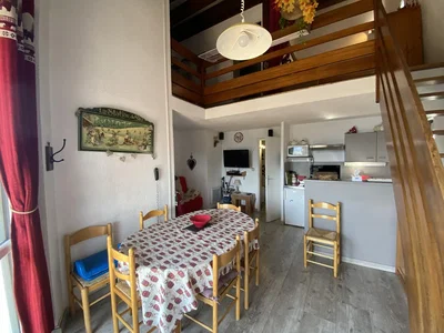 Salle à manger; parquet, électroménager, lumière naturelle
