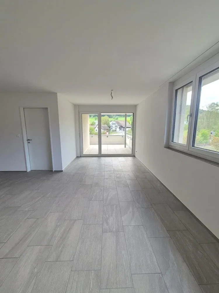 Salon; carrelage, lumière naturelle