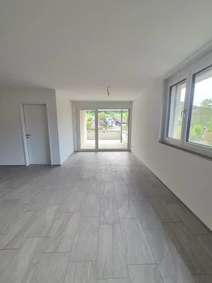 Salon; carrelage, lumière naturelle