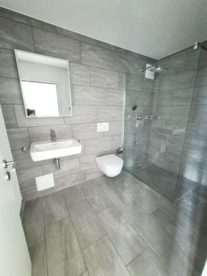 Salle de bain; carrelage, lumière naturelle