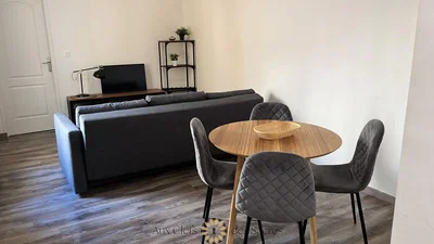 Soggiorno; pavimento in legno, luce naturale, stile moderno