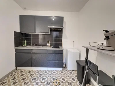 Cucina; elettrodomestici, pavimento in piastrelle, necessita ristrutturazione