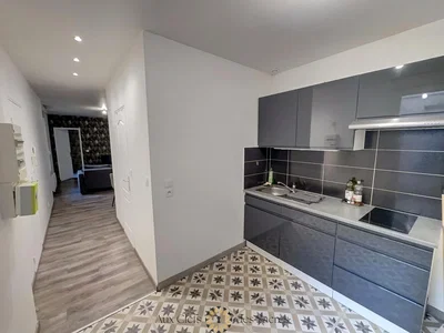 Cucina; elettrodomestici, pavimento in piastrelle, luce naturale