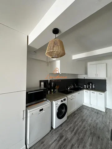 Cuisine; électroménager, parquet, lumière naturelle