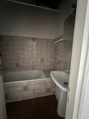 Salle de bain; carrelage, nécessite rénovation, intérieur sombre