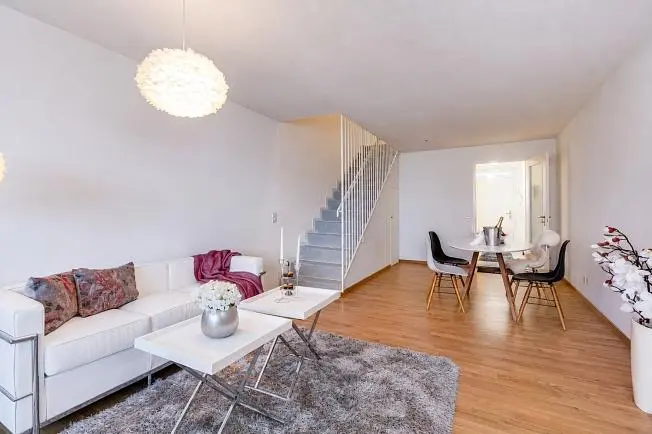 Wohnzimmer; tageslicht, holzboden, moderner stil
