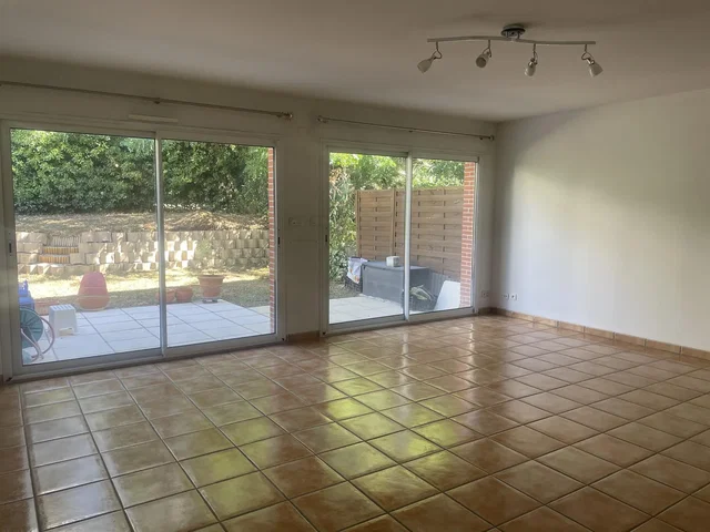 Soggiorno; pavimento in piastrelle, luce naturale, vista