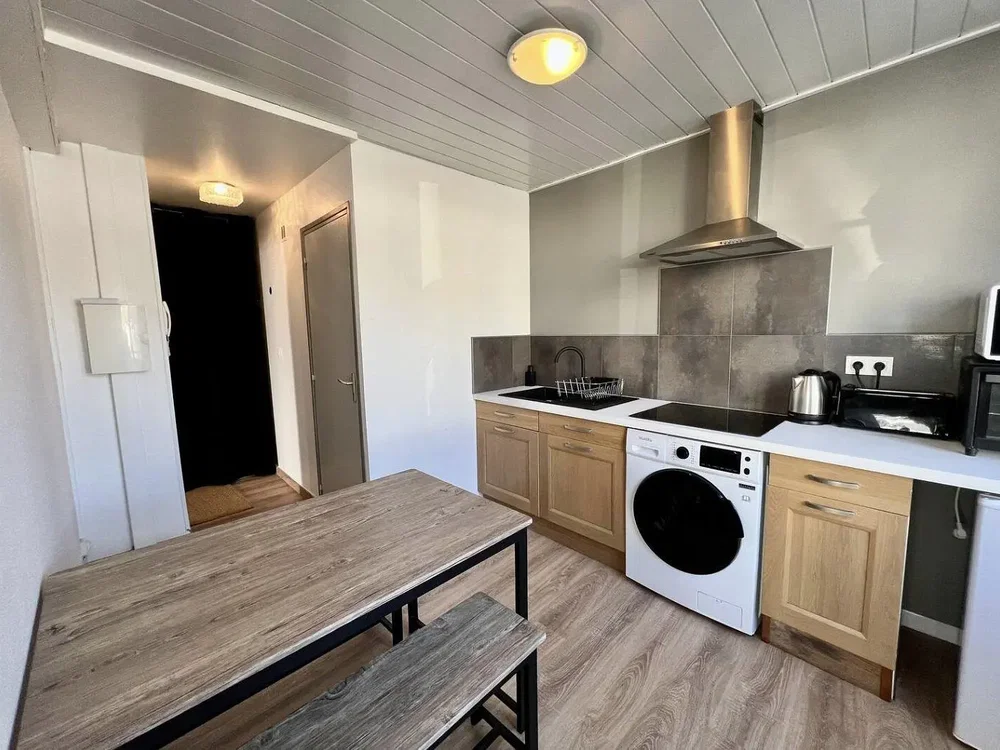 Cuisine; électroménager, parquet, lumière naturelle