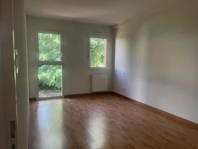 Soggiorno; pavimento in legno, luce naturale, vista