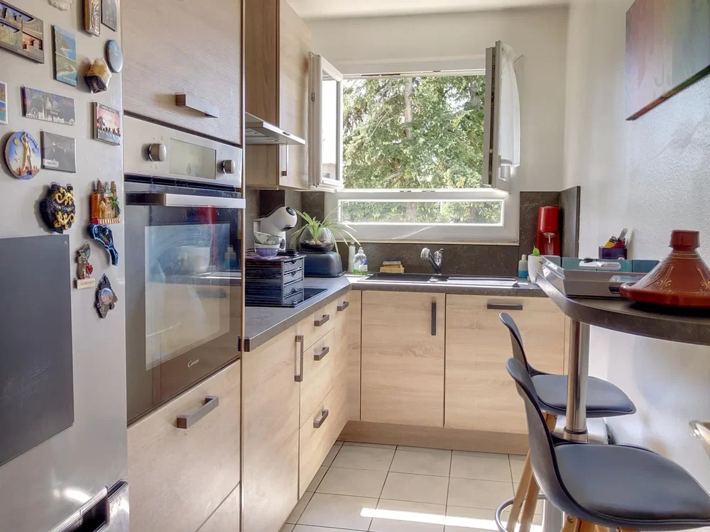 Cuisine; électroménager, carrelage, lumière naturelle, vue