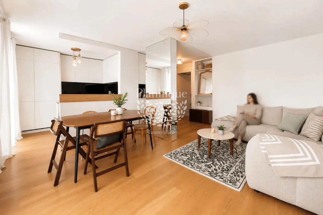 Soggiorno; pavimento in legno, luce naturale, stile moderno