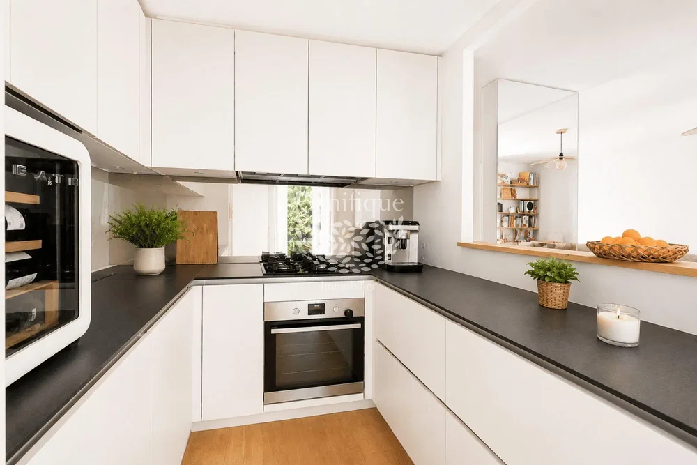 Kitchen; kitchen appliances, natural light, modern style