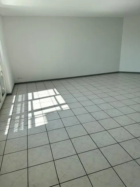 Altro; pavimento in piastrelle, luce naturale
