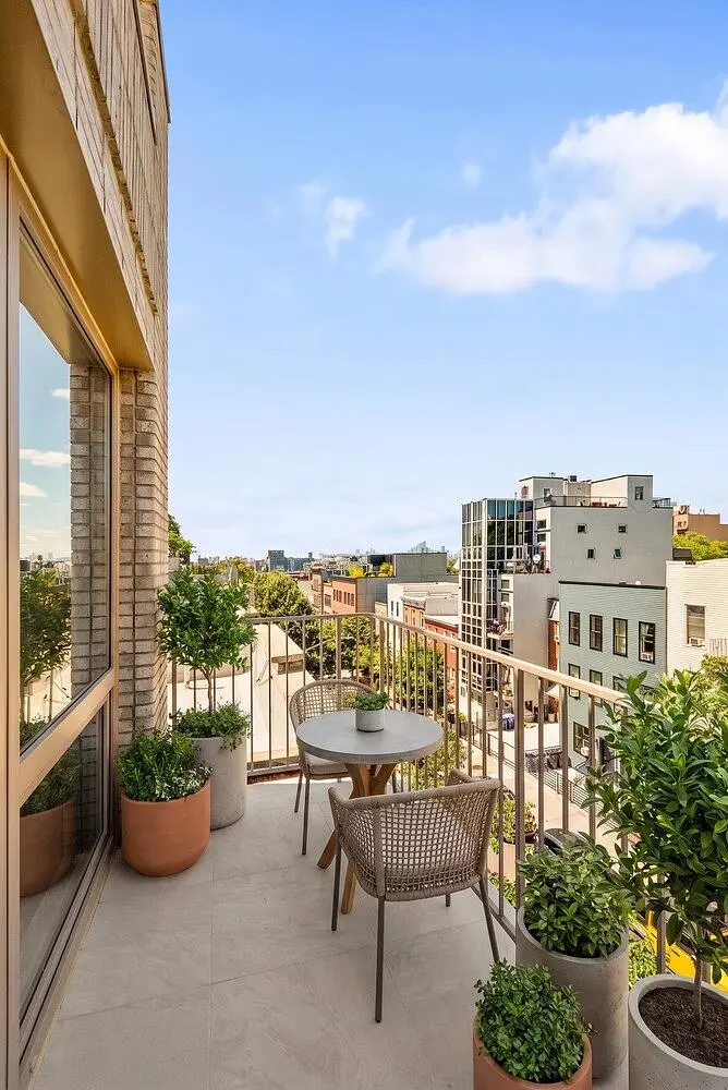 Balcon; vue, carrelage, lumière naturelle