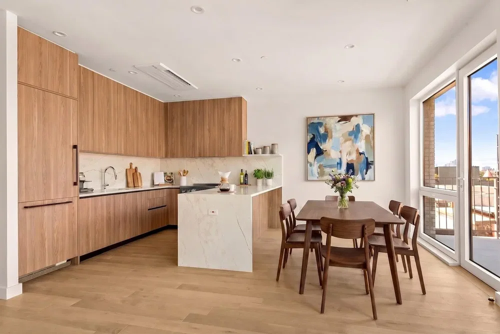 Cuisine; électroménager, parquet, lumière naturelle, style moderne