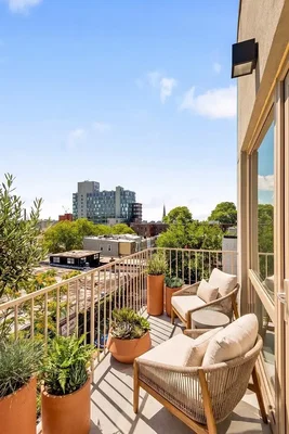 Balcon; vue, lumière naturelle, style moderne