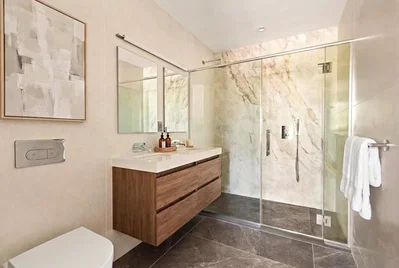 Salle de bain; rénové, lumière naturelle, carrelage