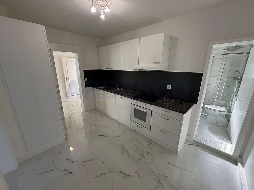 Cucina; pavimento in piastrelle, elettrodomestici, luce naturale