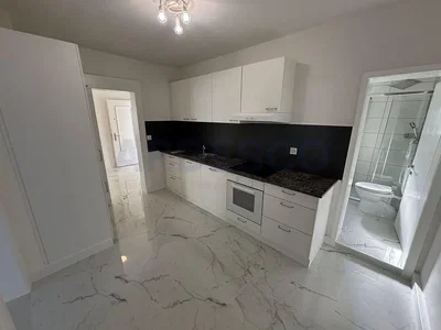 Cucina; pavimento in piastrelle, elettrodomestici, luce naturale