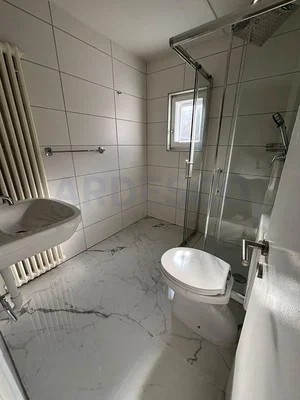 Bagno; pavimento in piastrelle, luce naturale