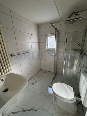 Toilette; pavimento in piastrelle, luce naturale, necessita ristrutturazione