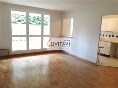 Soggiorno; pavimento in legno, luce naturale