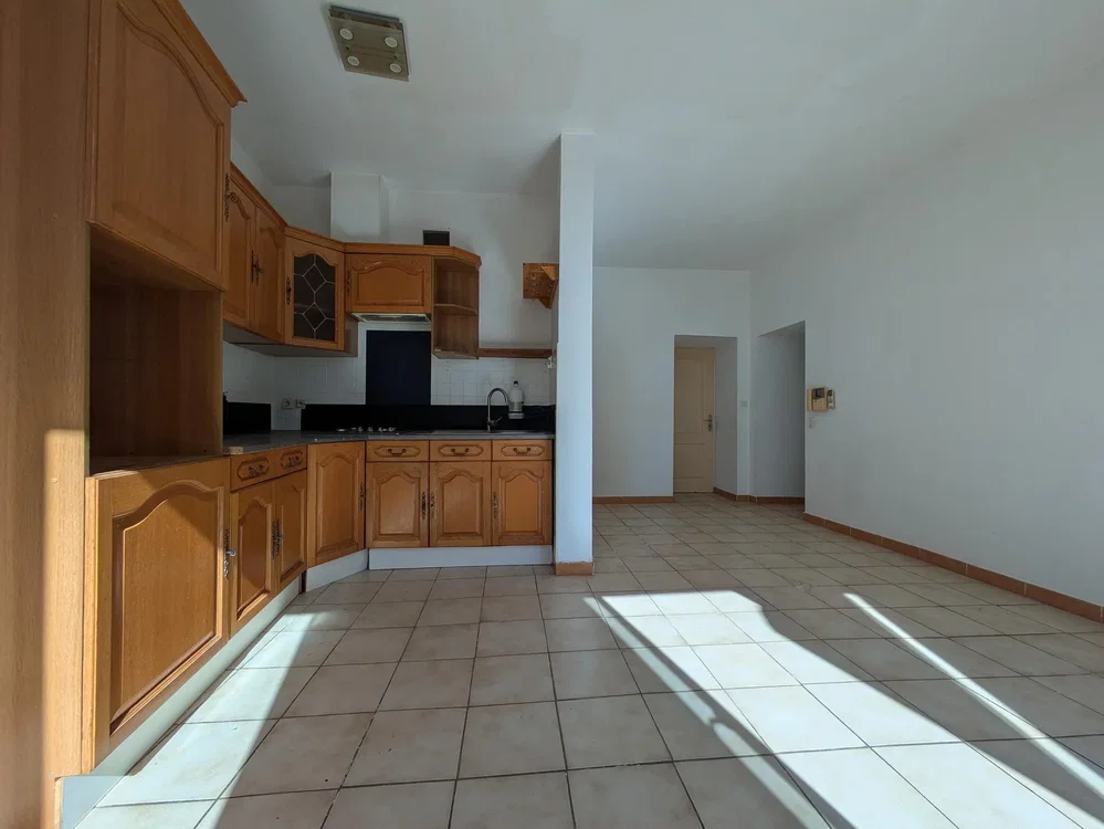 Cuisine; carrelage, lumière naturelle