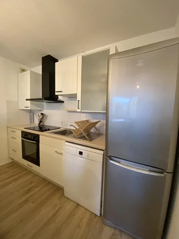 Cucina; elettrodomestici, pavimento in legno, luce naturale