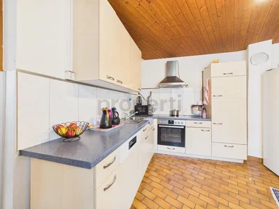 Cucina; elettrodomestici, pavimento in piastrelle, luce naturale