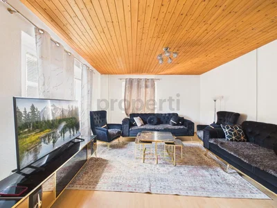 Soggiorno; travi in legno, pavimento in legno, luce naturale, stile moderno