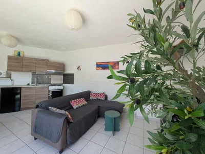 Salon; carrelage, lumière naturelle
