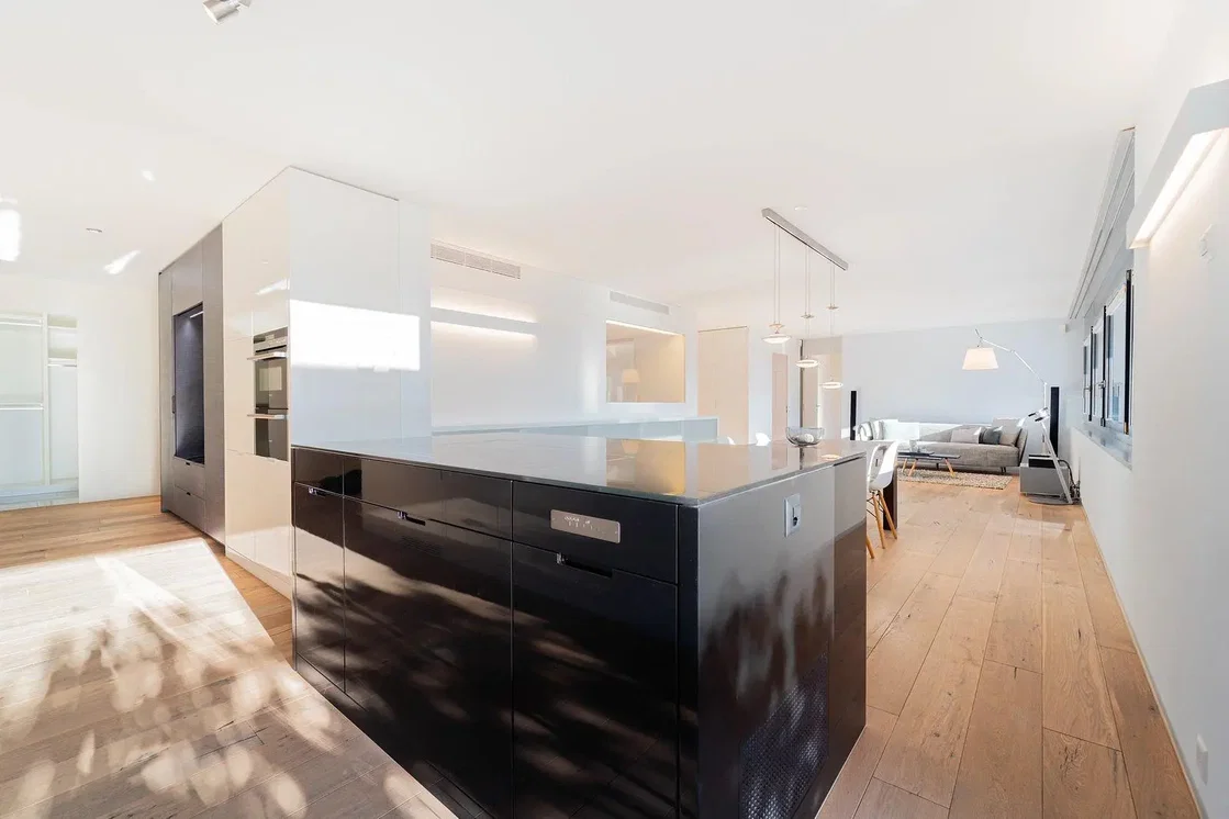 Cuisine; électroménager, parquet, lumière naturelle