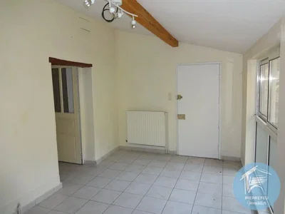 Altro; pavimento in piastrelle, luce naturale
