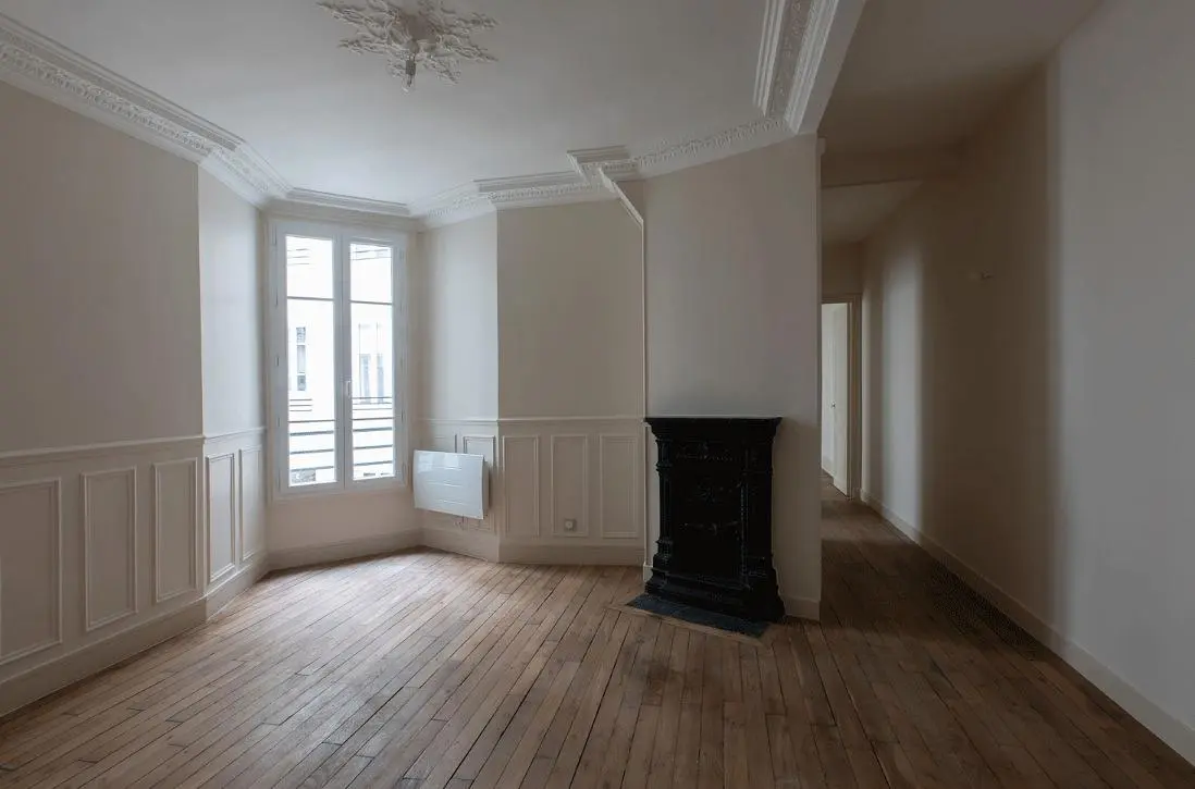 Salon; parquet, cheminée, lumière naturelle