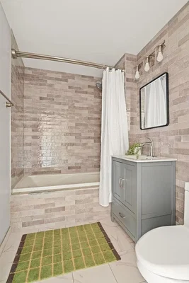 Salle de bain; carrelage, rénové, lumière naturelle