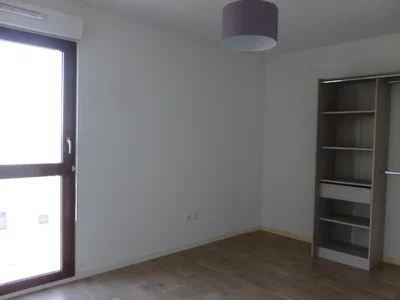 Camera da letto; luce naturale, pavimento in legno