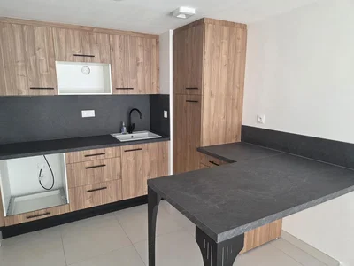 Cucina; elettrodomestici, pavimento in piastrelle, ristrutturato, luce naturale