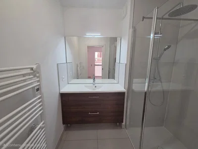 Bagno; pavimento in piastrelle, luce naturale