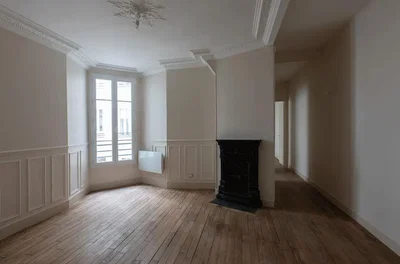 Sala de estar; chão de madeira, lareira, luz natural